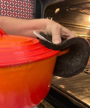 cocotte sortie du four avec un manique en laine