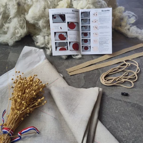 Kit Écrin de Lin Ecocotte pour confectionner une marmite norvégienne : laine locale et solidaire, doublure en lin français prédécoupée, anses en lin, cordon recyclé et livret d’instructions pas à pas.