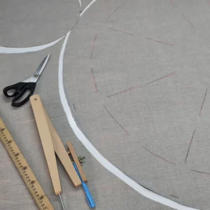 Tissu de lin français prédécoupé et tracé en cercles avec outils de couture, pour la marmite norvégienne Ecocotte