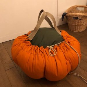 Marmite norvégienne réalisée par un client avec le Kit Essentiel Ecocotte : tissu extérieur orange, intérieur vert, anses en lin et cordon recyclé