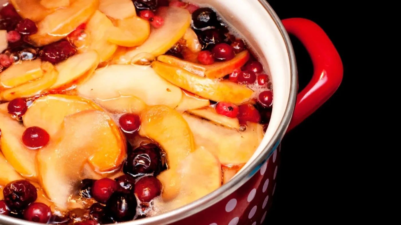 Recette de fruits d’automne mijotés à l’érable dans la marmite norvégienne Ecocotte, avec pommes, poires, pêches, jus de pomme, canneberges et baies