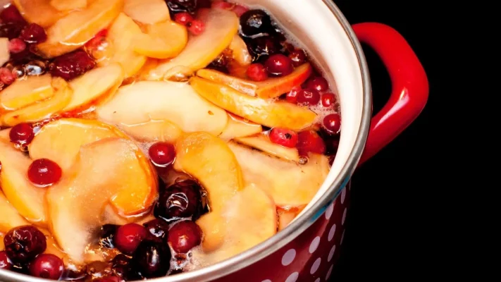 Recette de fruits d’automne mijotés à l’érable dans la marmite norvégienne Ecocotte, avec pommes, poires, pêches, jus de pomme, canneberges et baies