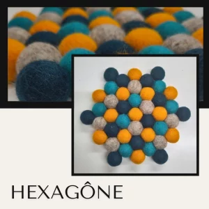 Dessous de plat artisanal en boules de feutre de laine en forme d’hexagone, couleurs bleu, jaune et gris