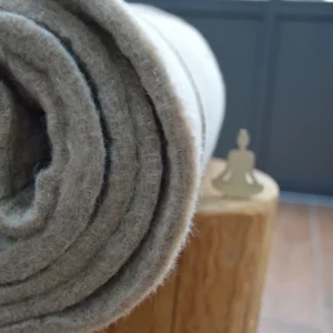 Gros plan sur la texture du feutre de laine naturelle du tapis de yoga