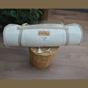 Tapis de yoga en laine et lin roulé avec sangle intégrée