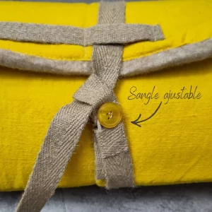 Gros plan sur la sangle ajustable en lin du tapis de yoga