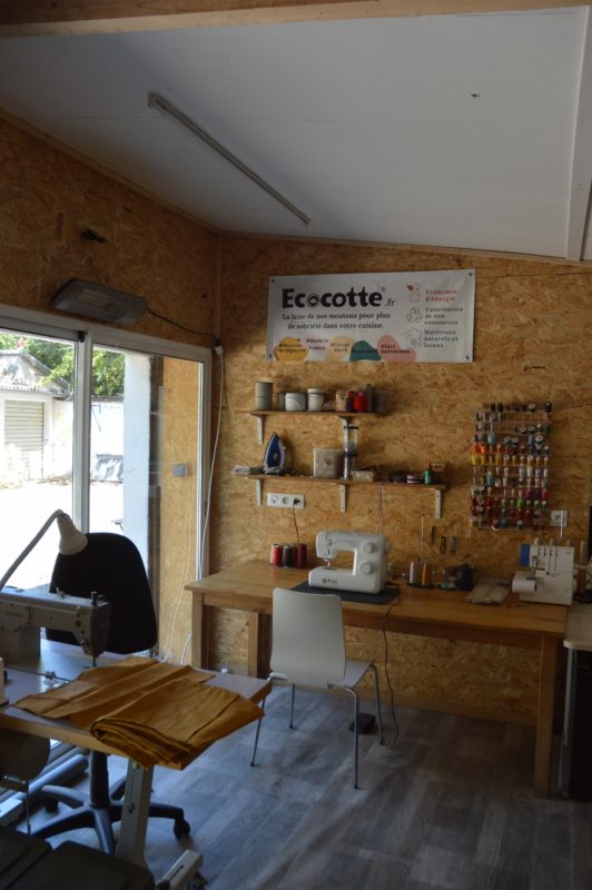 Atelier de fabrication Ecocotte en France avec machines à coudre et production en laine locale et lin français