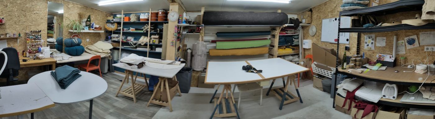 Atelier de fabrication Ecocotte avec laine locale et tissu en lin français, confection artisanale en France