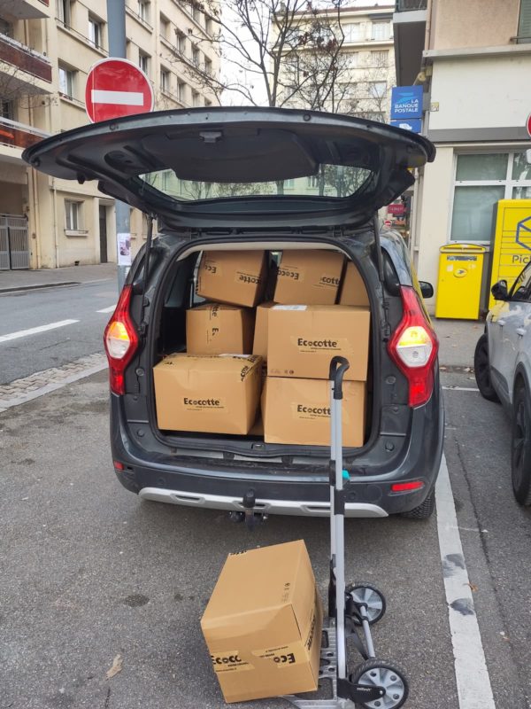 Colis Ecocotte prêts à être expédiés depuis l’atelier, chargés dans une voiture