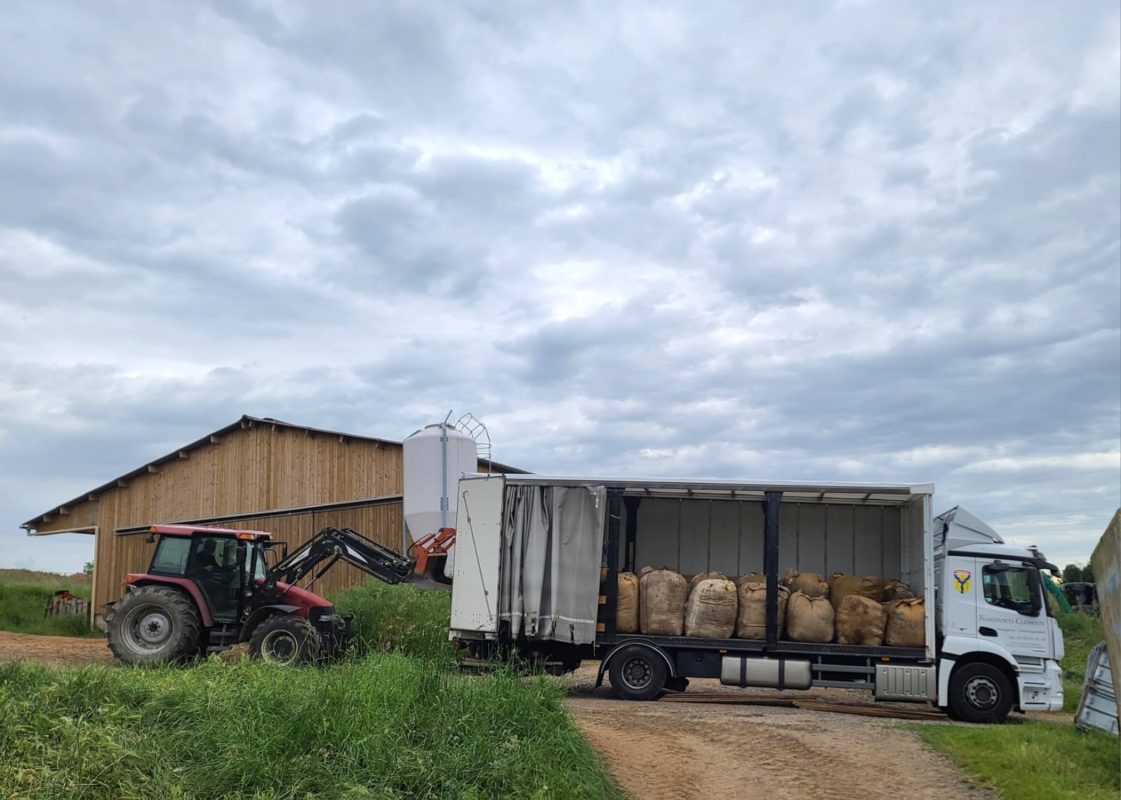 Chargement de sacs de laine de mouton dans un camion pour transport vers un atelier de lavage