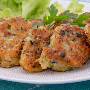 Beignets d’aubergine dorés accompagnés de salade