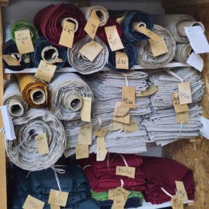 Coupons et bandes de lin français triés par dimensions et coloris dans l’atelier Ecocotte