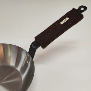 Poêle à frire en fer avec manchon isolant Ecocotte® en laine Noire du Velay