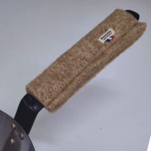 Poêle à frire en fer avec manchon isolant Ecocotte® en laine Solognote beige