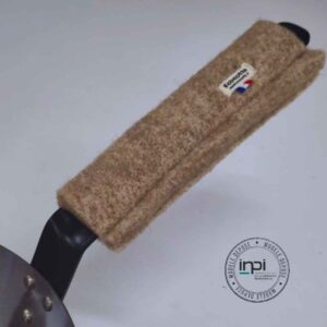 Poêle à frire en fer avec manchon isolant Ecocotte® en laine Solognote beige