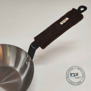 Poêle à frire en fer avec manchon isolant Ecocotte® en laine Noire du Velay