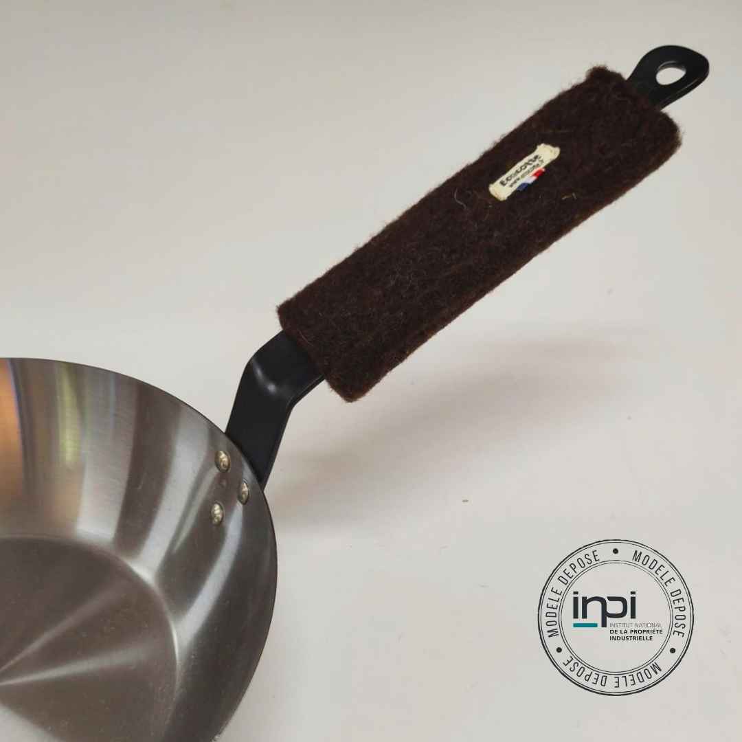 Poêle à frire en fer avec manchon isolant Ecocotte® en laine Noire du Velay